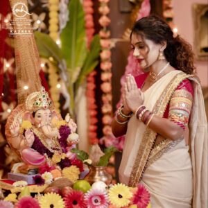Urmilla Kothare Instagram - संकष्टी चतुर्थी, गणपती बाप्पांच्या भक्तांसाठी अत्यंत महत्वाचा दिवस आहे. या दिवशी भक्त उपवास धरतात आणि विघ्नहर्त्या गणेशाची प्रार्थना करतात, त्याच्या कृपेने ज्ञान, संपत्ती आणि समस्यांचे निराकरण होण्यासाठी, हा पवित्र दिवस भक्ती, आत्मानुशासन आणि प्रार्थनेच्या आध्यात्मिक शक्तीवर भर देतो.

Saree from @designer_kazbee
Photography - @yogendra_chavhan
MUA - @madhurikhese_makeupartist
Hair Stylist - @komalpashankar_makeupartist 

#ganpatibappamorya #sankashtichaturthi #bappamorya #ganpati #vighnahartaganesh #vighnaharta
