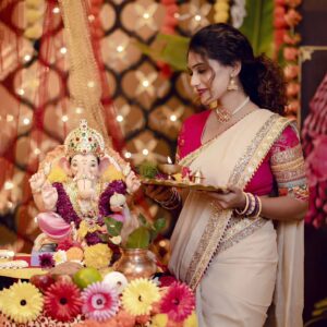 Urmilla Kothare Instagram - संकष्टी चतुर्थी, गणपती बाप्पांच्या भक्तांसाठी अत्यंत महत्वाचा दिवस आहे. या दिवशी भक्त उपवास धरतात आणि विघ्नहर्त्या गणेशाची प्रार्थना करतात, त्याच्या कृपेने ज्ञान, संपत्ती आणि समस्यांचे निराकरण होण्यासाठी, हा पवित्र दिवस भक्ती, आत्मानुशासन आणि प्रार्थनेच्या आध्यात्मिक शक्तीवर भर देतो.

Saree from @designer_kazbee
Photography - @yogendra_chavhan
MUA - @madhurikhese_makeupartist
Hair Stylist - @komalpashankar_makeupartist 

#ganpatibappamorya #sankashtichaturthi #bappamorya #ganpati #vighnahartaganesh #vighnaharta