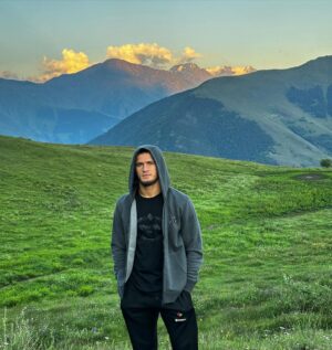 Usman Nurmagomedov Instagram - confidence comes from keeping the promise you made to your self 

уверенность приходит от выполнения обещания, которое вы дали себе