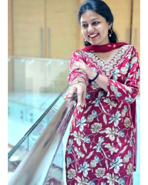 VJ Tara Instagram - Marooned in style 😅✨🥰
.
.
.
.
.
Outfit:  @srithithecouture 
#instagood #instamood #instadaily #tuesdaythoughts #maroondress #ethnicwear #chennai #tamillove #tamilponnu