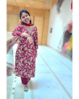 VJ Tara Instagram - Marooned in style 😅✨🥰
.
.
.
.
.
Outfit:  @srithithecouture 
#instagood #instamood #instadaily #tuesdaythoughts #maroondress #ethnicwear #chennai #tamillove #tamilponnu