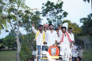 Vaishnav Tej Instagram - పిఠాపురం నియోజకవర్గం యు కొత్తపల్లిలో వైష్ణవ్ తేజ్ రోడ్ షో... బ్రహ్మరథం పట్టిన ప్రజలు

#PawanKalyanWinningPithapuram #PawanKalyan #Pithapuram #VoteForGlass
