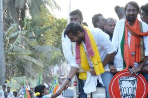 Vaishnav Tej Instagram - పిఠాపురం నియోజకవర్గం యు కొత్తపల్లిలో వైష్ణవ్ తేజ్ రోడ్ షో... బ్రహ్మరథం పట్టిన ప్రజలు

#PawanKalyanWinningPithapuram #PawanKalyan #Pithapuram #VoteForGlass