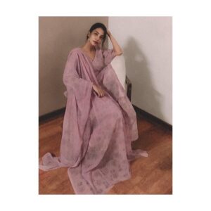 Vaishnavi Venugopal Instagram - Living the new normal! 
A fun virtual photoshoot with my talented friend! @manekha_ 
Making the most of lockdown with social distancing and at the same time, enjoying what I like the most! 
#facetimephotoshoot