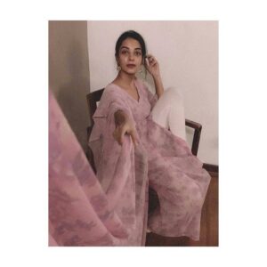 Vaishnavi Venugopal Instagram - Living the new normal! 
A fun virtual photoshoot with my talented friend! @manekha_ 
Making the most of lockdown with social distancing and at the same time, enjoying what I like the most! 
#facetimephotoshoot