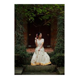 Vaishnavi Venugopal Instagram - Happy Onam 🌼

Photography : @jishnumurali_ 
Costume : @anjaly_dibin_ 
Mua : @priyanka.jose.artistry 
Hair : @sheelaz_bridal_makeup 
Video : @bithulbiju_