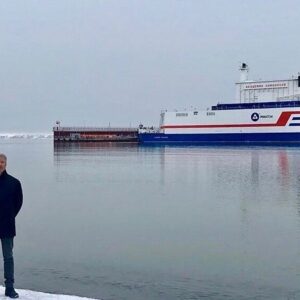 Valdis Pelšs Instagram - Первая и единственная в мире - плавучая атомная электростанция. Кстати, может выдержать падение вертолёта на свою палубу или столкновение с айсбергом, или другим кораблём. #Певек #РусскоеГеографическоеОбщество #Росатом #АрктикаУвидимсяЗавтра @docu.mentalist