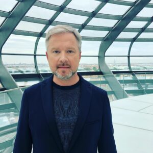 Valdis Pelšs Instagram - Скромный павильон, напоминающий купол Антарктиды, построенный нами для съёмок одноимённого кино