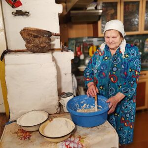Valdis Pelšs Instagram - Удивительный русский север со своими традициями. На второй фотографии - обряд каргопольской свадьбы. На такой свадьбе происходит смена 12 блюд (уйти голодным просто не получится). А на третьей фотографии запечатлена бабушка в работе над местным хлебом - житником. Его готовят по старинному рецепту из ржаной муки.
⠀
Друзья, новогодние праздники прошли. Мы уже в плотной работе над нашим документальным фильмом про русский север. Впереди у нас еще одна экспедиция и много чего интересного! Следите за новостям!
⠀
#русскийсевер #рсхб #экспедиция #рдстудия #валдиспельш #документальноекино #кино