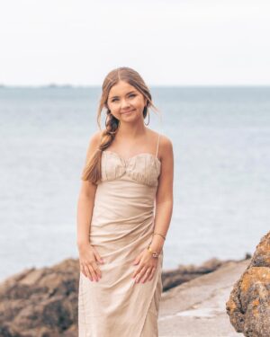 Valentina Tronel Instagram - Votre tenue préférée du clip ?💖

📸 : @shootbydorian
