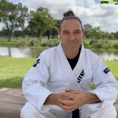Valentino Lanús - 2.5K Likes - Este Fin de semana en Miami ven a participar de la Experiencia MEI SEI MEI con VALENTINO LANÚS en un evento exclusivo de despertar de conciencia que se llevará a cabo el sábado 27 y domingo 28 de julio en el Dharma Institute, 8290 NW 27th St, Doral, FL 33122. De 10am a 7 pm.
Esta experiencia es guiada por Valentino, quien después de un despertar espiritual espontáneo y transformador a través de técnicas de respiración y prácticas solares, ha dedicado los últimos años de su vida al estudio y práctica de técnicas holísticas y espirituales para ayudar al despertar de conciencia. Actividades del Retiro:
Limpieza del Espíritu: Técnicas para renovar y purificar la energía, liberando bloqueos y permitiendo un mayor flujo de energía positiva.
Liberación Energética: Prácticas para liberarse de patrones y cargas energéticas obsoletas, abriendo el camino hacia la libertad y el crecimiento personal.
Prácticas Solares: Métodos de revitalización con la poderosa energía del Sol y técnicas de respiración Mei Sei Mei.
Integración Cósmica y Puesta a Tierra: Armonización de la energía cósmica con la tierra, fortaleciendo la conexión con el universo y la naturaleza.
Recuperación de la Visión de la Realidad Completa: Apertura del tercer ojo y trabajo en la liberación kármica de reencarnaciones significativas.
Bienestar Holístico: Herramientas integrales para el bienestar diario en cuerpo, espíritu y alma.
Cómo registrarte:
Por la web : meiseimei.com/retiro-miami
Email: meiseimei33@gmail.com
WhatsApp- Patty Lefont: 305-336-9313
Espacios limitados: Asegura tu lugar ahora y únete a nosotros para una experiencia que cambiará tu vida. #valentinolanus #despertar #despertarespiritual #despertandoconsciencia #tercerojo #espiritualidad #respira #miami #consciencia