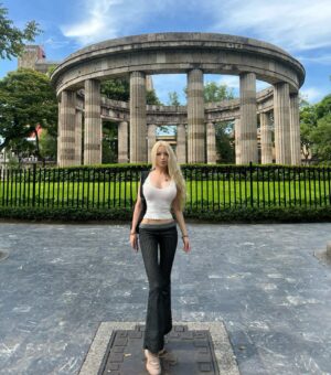 Valeria Lukyanova Instagram - Как отбелить пигментацию ? Сейчас у нас лето для многих это актуальная проблема! Тем более солнце с каждым годом становится более агрессивным и вызывает еще больше пигментных пятен, которые выглядят на нашем теле как "ржавые" пятна. Сегодня, вы можете получить действенный рецепт, как избавиться от пигментации на бесплатной консультации с нашими специалистами. Переходите по ссылке в профиле в группу и подавайте заявку на бесплатную встречу с нашим менеджером. Мы хотим, чтобы вы любили себя и были красивой, поэтому не откладывайте на завтра заботу о себе! 
 
  #пигментация #пигментныепятна #родинки #паппиломы #маркерыстарения #омоложение