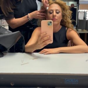 Valeria Ros Instagram - Tequilaaaaa!!! 🍹🍹🍹 Le mando todo la energía positiva a Karina que no pudo ser más increíble para que se ponga bien lo antes posible. 
Os dejo recopilación de fotos de la gala de ayer. Me pareció de lo más divertido ser Paulina Rubio un día entero. 
Y por supuesto, enhorabuena a mi amiga @raquelsanchezsilva que lo hizo brutal. Cerrabas los ojos y era Luz Casal 🥰🥰🥰🥰
Equipazo detrás y delante de las cámaras y una edición con amigos que se quedan en mi vida para siempre. Os quiero!!!❤️❤️❤️❤️

OUTFIT GALA 💕

Traje de Lola Casademunt 
Zapatos de Kurt geiger
