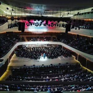 Valery Gergiev Instagram - Концерт-закрытие XVIII Московского Пасхального фестиваля (@easterfestival.ru) в «Зарядье». ⠀ 
Завтра в 20:00 Валерий Гергиев и Симфонический оркестр Мариинского театра выступят в Концерном зале Мариинского театра с виолончелистом Давидом Герингасом и альтистом Вилфридом Штреле.