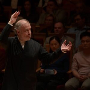 Valery Gergiev Instagram - 👏Валерий Гергиев и Всемирный оркестр мира выступили вчера в Концертном зале Мариинского театра, сегодня проведут концерт в Москве в концертном зале «Зарядье». В программе: Шестая симфония Бетховена и Девятая симфония Шуберта.
⠀
📷 © В. Барановский
⠀
❗️Всемирный оркестр мира создан выдающимся дирижёром сэром Георгом Шолти, убеждённым в «уникальной силе музыки как посланца мира», в 1995 году для выступления в честь 50-летия ООН. С 1997 коллективом руководит Валерий Гергиев. В оркестре - лучшие музыканты из 40 стран, из более чем 70 музыкальных коллективов.
В 2010 году оркестр получил звание «Артист ЮНЕСКО за мир». Маэстро Гергиев удостоен такого же звания в 2003 г.
