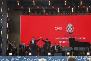Valery Gergiev Instagram - Вчера Симфонический оркестр Мариинского театра дважды выступил в Москве: на Поклонной горе и в Московском концертном зале «Зарядье». Сегодня коллектив выступит в Воронеже и в Рязани.

В Воронеже прозвучат «Итальянская» симфония Феликса Мендельсона, Концерт для скрипки с оркестром Петра Чайковского (переложение для флейты), III часть (солистка – София Виланд), сказочная картинка «Волшебное озеро» Анатолия Лядова, фрагменты музыки к балету «Золушка» Сергея Прокофьева, «Вальс цветов» из балета Петра Чайковского «Щелкунчик». Автор фото – Александр Шапунов