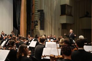 Valery Gergiev Instagram - В Государственной филармонии Кузбасса в Кемерове в исполнении Симфонического оркестра Мариинского театра под управлением Валерия Гергиева прозвучали Симфония №4 «Итальянская» Феликса Мендельсона, фрагменты из музыки балета «Золушка» Сергея Прокофьева и «Картинки с выставки» Модеста Мусоргского.

В программе вечернего концерта в Томске: Прелюдия к «Послеполуденному отдыху фавна» Клода Дебюсси, фрагменты из музыки балета «Золушка» Сергея Прокофьева и симфоническая поэма «Жизнь героя» Рихарда Штрауса.

Автор фото – Александр Шапунов