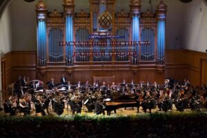 Valery Gergiev Instagram - Открытие XVIII Московского Пасхального фестиваля (@easterfestival.ru) на сцене Московской государственной консерватории им. П. И. Чайковского.

Завтра коллектив выступит в Казани, во вторник – в Перми и Екатеринбурге. Затем коллектив ждут Омск, Кемерово, Томск, Новосибирск, Сургут, Тюмень, Набережные Челны, Альметьевск, Самара, Нижний Новгород, Воронеж, Рязань, Курск, Тула и Смоленск. 
9 мая, в День Великой Победы, в Москве на Поклонной горе состоится ежегодная общедоступная акция – концерт Симфонического оркестра Мариинского театра под управлением Валерия Гергиева, где с коллективом вновь выступит Денис Мацуев (@matsuevdenis) (13:00). В этот же день в 19:00 на сцене Московского концертного зала «Зарядье» (@zaryadyehall) будет представлена опера Николая Римского-Корсакова «Царская невеста» в постановке Приморской сцены Мариинского театра (@primmariinsky). ⠀ 
Автор фото – Александр Шапунов
