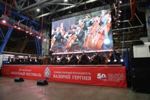 Valery Gergiev Instagram - Сегодня Симфонический оркестр Мариинского театра под управлением Валерия Гергиева выступил в Набережных Челнах и в Альметьевске, уже завтра коллектив ждут в Самаре, где музыканты дадут два концерта (18:00 и 19:30). ⠀ ⠀ 
На втором концерте на сцене Самарского академического театра оперы и балета в исполнении солистов, Хора и Симфонического оркестра Мариинского театра под управлением Валерия Гергиева в концертном исполнении прозвучит первый акт оперы Рихарда Вагнера «Тангейзер». ⠀ ⠀ 
Затем коллектив отправится в Нижний Новогород, а уже 9 мая состоится общедоступный концерт на Поклонной горе (13:00). В 19:30 солисты и Хор Приморской сцены Мариинского театра и Симфонический оркестр Мариинского театра под управлением Валерия Гергиева представят оперу Николая Андреевича Римского-Корсакова «Царская невеста» в постановке Вячеслава Стародубцева на сцене Московского концертного зала «Зарядье».
⠀  Автор фото – Александр Шапунов