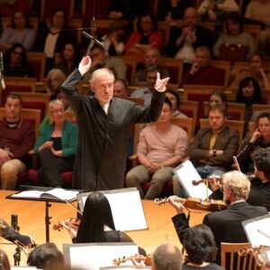 Valery Gergiev Instagram - 👏Валерий Гергиев и Всемирный оркестр мира выступили вчера в Концертном зале Мариинского театра, сегодня проведут концерт в Москве в концертном зале «Зарядье». В программе: Шестая симфония Бетховена и Девятая симфония Шуберта.
⠀
📷 © В. Барановский
⠀
❗️Всемирный оркестр мира создан выдающимся дирижёром сэром Георгом Шолти, убеждённым в «уникальной силе музыки как посланца мира», в 1995 году для выступления в честь 50-летия ООН. С 1997 коллективом руководит Валерий Гергиев. В оркестре - лучшие музыканты из 40 стран, из более чем 70 музыкальных коллективов.
В 2010 году оркестр получил звание «Артист ЮНЕСКО за мир». Маэстро Гергиев удостоен такого же звания в 2003 г.