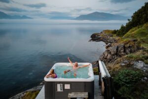 Valtteri Bottas Instagram - Escape to the North ✨

#VB77 @tiffanycromwell 
@auroraspiritexperience