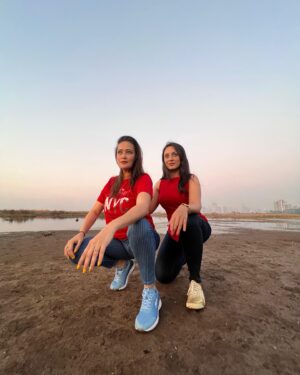 Vandana Lalwani Instagram - Happy Birthday to my Twinning friend ♥️♥️ 
coz we are same same but different 🤪🤪 (swipe to witness@our madness)
Have a great birthday & may our friendship grow stronger with every year 🤝

#friend #bff #bffgoals #instapic #twinning #jaswirkaur #vandanalalwani