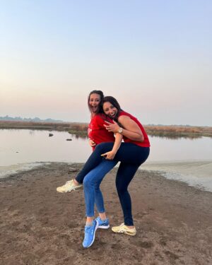 Vandana Lalwani Instagram - Happy Birthday to my Twinning friend ♥️♥️ 
coz we are same same but different 🤪🤪 (swipe to witness@our madness)
Have a great birthday & may our friendship grow stronger with every year 🤝

#friend #bff #bffgoals #instapic #twinning #jaswirkaur #vandanalalwani