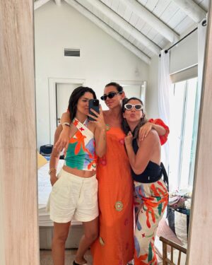 Vanessa Martins Instagram - Num dos poucos almoços que fazemos para falar de trabalho decidimos que precisaríamos de estar mais tempo juntas a falar de trabalho 😂 combinámos lá fomos nós. Saímos de Lisboa às 10h30 da manhã de 2a feira e voltámos na 3a feira às 19h. Partilhamos ideias, medos, inseguranças, alegrias e ambições. Somos donas/criadoras dos nossos negócios e admiramos o trabalho de cada uma. Falamos abertamente sobre tudo de cada marca. Não há segredos. Há a vontade de todas vencermos e de partilhar as ideias e estratégias para que também possam crescer. Não competimos. Somos amigas com negócios próprios e com sonhos gigantes!!! Sou muito fã delas. Ficou a promessa de repetirmos.  @independente.comporta obrigada por nos receberem, voltaremos!
@marisasmatos @siennainspo @joanajoes @conscious_thelabel
