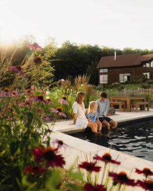 Vanessa Pilon Instagram - C’est juste moi ou c’est en train de devenir un petit paradis fleuri, par ici? 🥹🌻

On est ravis de l’ajout du magnifique mobilier de @humblenature_hn , une entreprise d’ici.

Pour l’anecdote: Nous étions voisins d’Humble Nature lorsque nous habitions à Rougemont!
J’admire depuis longtemps la qualité exceptionnelle du mobilier, fabriqué ici, et fait pour durer. Retrouver leurs meubles chez nous est un rêve devenu réalité! 

On a choisi la ligne « Vivere », parce qu’on trouvait que lignes simples et intemporelles étaient le parfait ajout dans l’environnement autour de la piscine. L’utilisation du bois et de matériaux durables est tout à fait cohérent avec la nature environnante. 

C’est tellement un bonheur de façonner doucement cet espace de vie.

On en profite chaque jour, avec le coeur rempli de gratitude. 🥲✨

#partenariat 

 📸 par @guillaume.stamand et @cam_ds