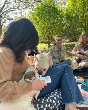 Vanessa Rubio Instagram - Birthday celebration in the park for a flower child and we all got flowery 🌻🌸🌼