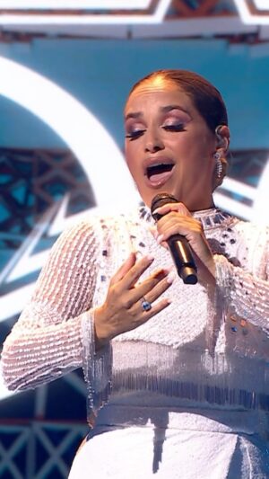 Vanessa Silva Instagram - De arrepiar! ❤️ Ontem, no palco do Superestrelas, a nossa @vanessasilva_official recriou a atuação da Céline Dion nos Jogos Olímpicos! Quem viu? 💫

#Superestrelas #rtp