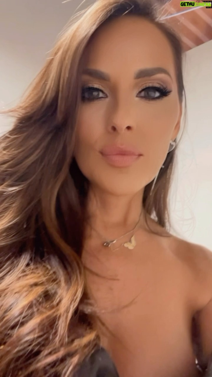Vanessa Villela - 2.7K Likes - Feliz Lunes Familia! A cumplir sueños esta semana🤩🥰✨🦋✨
happy Monday, FAMILIA! Let’s make our dreams a reality🦋✨❤️
Necklace: The Wave of Love 🦋 available in VanessaVillela.com
Earrings by @thepop.group @frouyork 🤩
Glam by the incredible @eliaraadelia 💙💄⭐️
Hair color by @carloshairstylist_ 🩵🎨⭐️