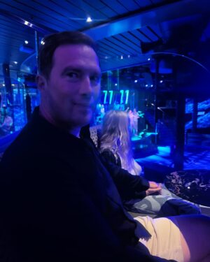 Vappu Pimiä Instagram - Olipas meillä jälleen mahtava, perinteinen risteily ystäväperheen kanssa. Risteilty on jo 11 vuotta putkeen ja siinä missä ennen viihdyttiin pallomeressä ja Junibackenissa, niin nyt kierretään kaikki laivan kaupat ja Tukholmassa pyhiinvaelluskohteina mm. Sephora ja Lululemon. Kiitos seuralaisille ja kiitos Silja Serenade ja sen mahtava henkilökunta!🥰❤️🙏🛳️ #risteily #friendsandfamily #perinne
