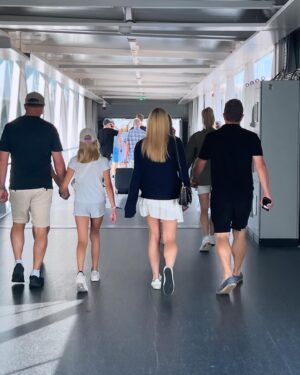 Vappu Pimiä Instagram - Olipas meillä jälleen mahtava, perinteinen risteily ystäväperheen kanssa. Risteilty on jo 11 vuotta putkeen ja siinä missä ennen viihdyttiin pallomeressä ja Junibackenissa, niin nyt kierretään kaikki laivan kaupat ja Tukholmassa pyhiinvaelluskohteina mm. Sephora ja Lululemon. Kiitos seuralaisille ja kiitos Silja Serenade ja sen mahtava henkilökunta!🥰❤️🙏🛳️ #risteily #friendsandfamily #perinne
