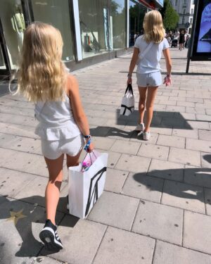 Vappu Pimiä Instagram - Olipas meillä jälleen mahtava, perinteinen risteily ystäväperheen kanssa. Risteilty on jo 11 vuotta putkeen ja siinä missä ennen viihdyttiin pallomeressä ja Junibackenissa, niin nyt kierretään kaikki laivan kaupat ja Tukholmassa pyhiinvaelluskohteina mm. Sephora ja Lululemon. Kiitos seuralaisille ja kiitos Silja Serenade ja sen mahtava henkilökunta!🥰❤️🙏🛳️ #risteily #friendsandfamily #perinne