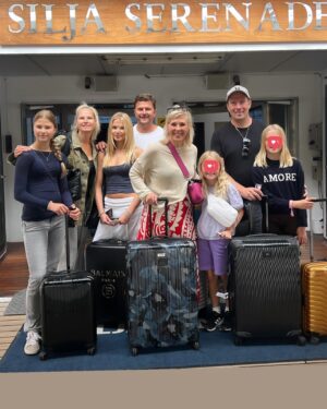 Vappu Pimiä Instagram - Olipas meillä jälleen mahtava, perinteinen risteily ystäväperheen kanssa. Risteilty on jo 11 vuotta putkeen ja siinä missä ennen viihdyttiin pallomeressä ja Junibackenissa, niin nyt kierretään kaikki laivan kaupat ja Tukholmassa pyhiinvaelluskohteina mm. Sephora ja Lululemon. Kiitos seuralaisille ja kiitos Silja Serenade ja sen mahtava henkilökunta!🥰❤️🙏🛳️ #risteily #friendsandfamily #perinne