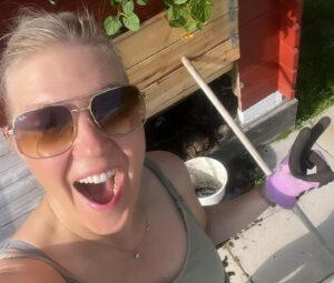 Vappu Pimiä Instagram - Päivä pähkinänkuoressa:
1. Huhkimisen jälkeen sauna ja uinti 
2&3&4. Kirsikoita on enemmän kun koskaan, joten keräys- ja hilloketalkoot pystyyn!
5. Tyhjensin myös huussin!💪🙋‍♀️
6. Ja istutin uusia kukkia vanhojen rinnalle🌸
7. Syötiin aamubrunssi ulkona kylässä olleen ystäväperheen kanssa❤️🌞 
#myday