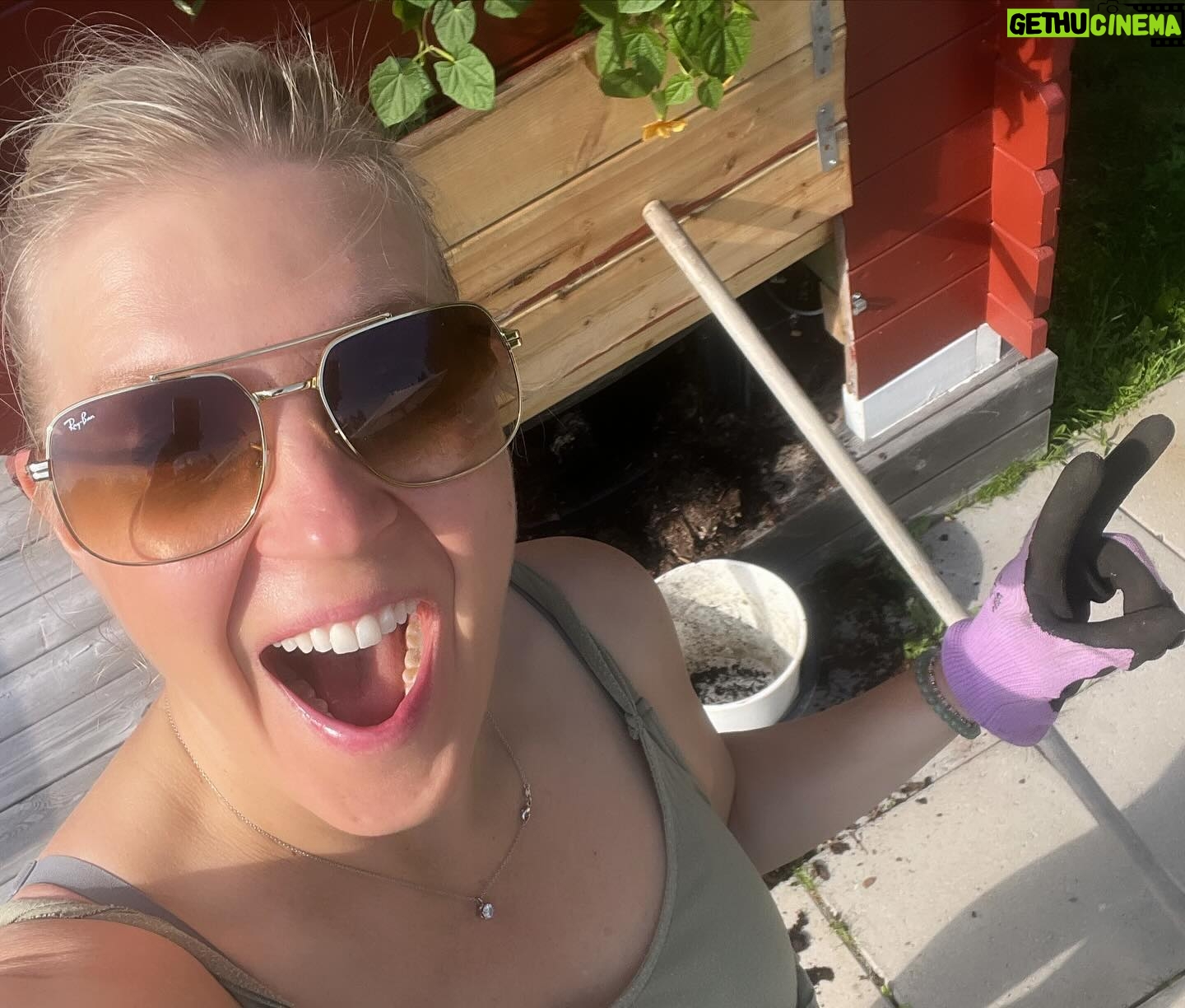 Vappu Pimiä - 9.9K Likes - Päivä pähkinänkuoressa:
1. Huhkimisen jälkeen sauna ja uinti
2&3&4. Kirsikoita on enemmän kun koskaan, joten keräys- ja hilloketalkoot pystyyn!
5. Tyhjensin myös huussin!💪🙋♀️
6. Ja istutin uusia kukkia vanhojen rinnalle🌸
7. Syötiin aamubrunssi ulkona kylässä olleen ystäväperheen kanssa❤️🌞
#myday