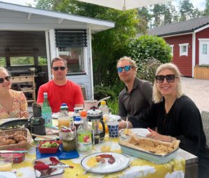 Vappu Pimiä Instagram - Päivä pähkinänkuoressa:
1. Huhkimisen jälkeen sauna ja uinti 
2&3&4. Kirsikoita on enemmän kun koskaan, joten keräys- ja hilloketalkoot pystyyn!
5. Tyhjensin myös huussin!💪🙋‍♀️
6. Ja istutin uusia kukkia vanhojen rinnalle🌸
7. Syötiin aamubrunssi ulkona kylässä olleen ystäväperheen kanssa❤️🌞 
#myday