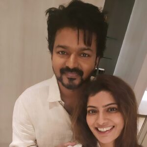 Varalaxmi Sarathkumar Instagram - Happpyyyyyy birthdayyyyyy to our one and only #thalapathy @actorvijay saarrrrrrr...
We loveeeeeee youuu...❤️❤️❤️
Happpyyyyy 50th...
#fangirl
#hbdthalapathy #thalapathy50 #happybirthday #vijay #throwback #bangkok #GOAT