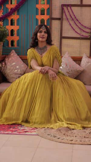 Varalaxmi Sarathkumar Instagram - Felt like such a funky princess.. all thanks to these amazing people..!!
Special thanks to @vummidibangaru for making my entire family so elegant and beautiful..!!

Look 1 - Mehendi
Jewellery partner @vummidibangaru 
Outfit @kalkifashion 
Photography @kiransa @kiransaphotography 

@devi.chaya23 @poojasarathkumar @aishwaryar39 #chandrasachdev

#mehendi #weddingvibes #family