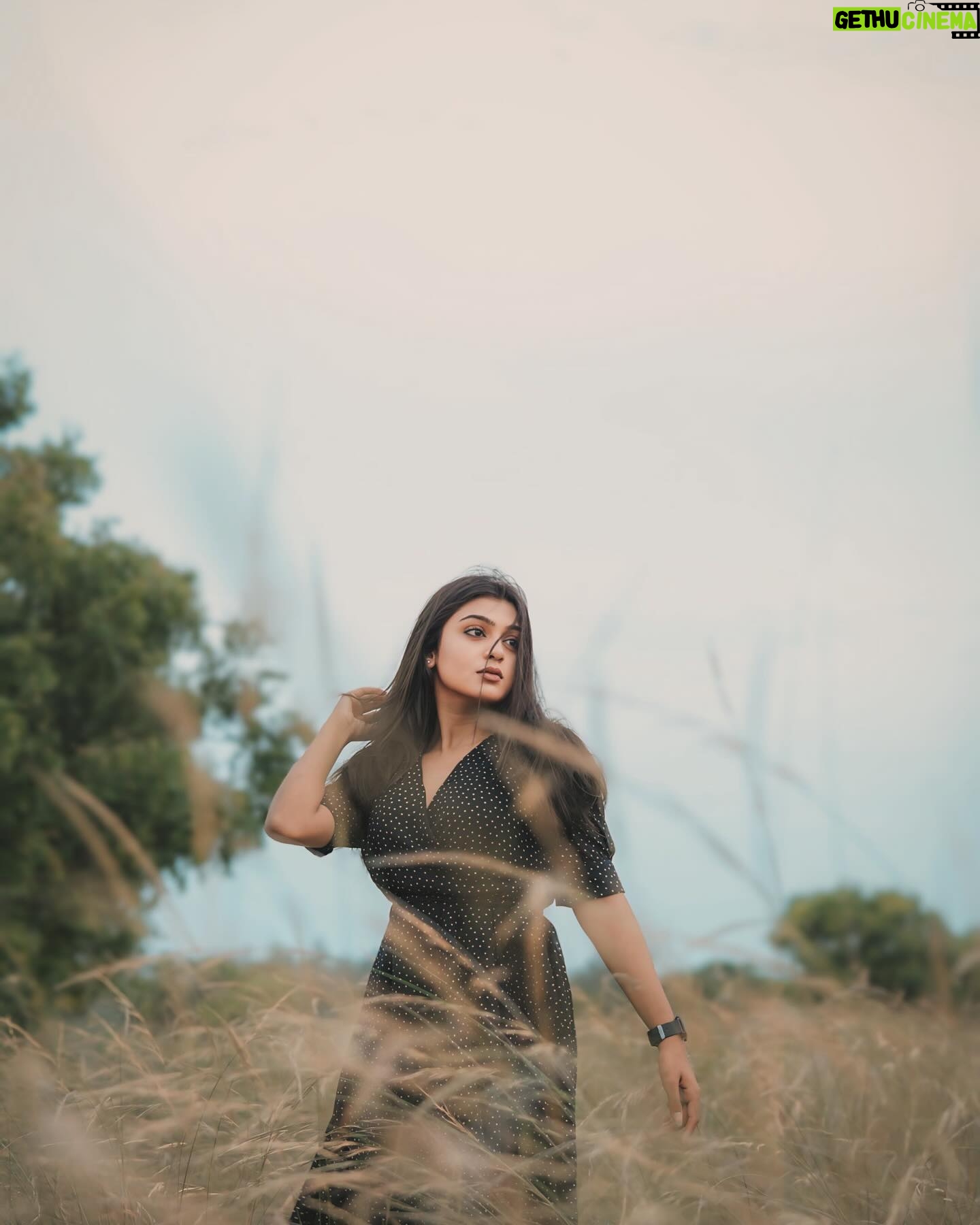 Varshini Suresh - 12.5K Likes - 🤎
📸 @frames_by_christo_
#photooftheday #photography #explore #explorepage #viral #trending #instalike #instagram #instagood #instadaily #varshinisuresh #love #outdoorphotography #outdoors #photoshoot #fashion #vijaytv #actress #fashionista