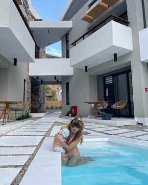 Vasiliki Troufakou Instagram - Εκδρομικοί τύποι, η συνέχεια : Πατητές σε πισίνα🤘🏼

Στο φανταστικότατο @eviasilence 💕

#newmama 
#vacay
#meandmymonkey