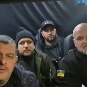 Vasyl Virastyuk Instagram - 29-31 грудня 2023 року, в ці переддні Нового календарного року ми з однодумцями поблизу лінії фронту💥💥💥, вже 2-й рік, і це стає для нас звичкою зустрічати Новий рік тут, з нашими військовими!
Відверто, я не бажаю щоб це ставало "традицією".. я бажаю щоб ми (Україна) перемогли (ла), щоб війна закінчилась🕊️

Ти або на фронті, або для фронту☝️
Відвідали 18-ть підрозділів ЗСУ🇺🇦 (донецький, запорізький напрямки)...

Разом до перемоги‼️ І тільки так✊

@oleksandrkushlyk @tkach_anton_ @mr.seije