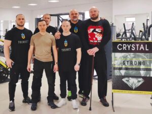 Vasyl Virastyuk Instagram - РОДИНА Trenvet UA @trenvet.ua  ЗБІЛЬШУЄТЬСЯ‼️

✅м. Дубно📌
🔸16 грудня 2023 року підписали меморандум про співрацю з "спортивним клубом "CRYSTAL""💎 @crystal.dubno 
Особиста подяка нашому за патріотичну позицію та надання можливості якісно тренуватись нашим захисникам✊
✌️Також висловлюю подяку за сприяння нашому Другу Василю Петртщаку 🤜🤛

Федерація стронгмену України @fsu_strong @lashyn_strong
@konyushok_sergiy @petrishachak_vasil @slovak0604 Звитяга Нескорених 
#разомдоперемоги #разомсильніші #разоммисильніші