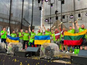 Vasyl Virastyuk Instagram - Вчора у латвійському місті Добеле відбувся парний кубок Європи. Наші атлети Ігор Головко/Євгеній Готвянський та Богдан Копил/Олексій Бірюков посіл 5 та 3 місце відповідно. 

Особлива увага та підтримка від глядачі була саме для українських спортсменів! В маленькому балтійському містечку на кожній вулиці висить прапор України, місцеві мешканці всі знають, як правильно відповідати на слова: «Слава Україні !»🇱🇻🤝🇺🇦

Ще більше вразило, що підчас святкування було оголошено збір на дрони для наших Захисників! Таким чином два дрони Mavic-3 будуть передані представниками ФСУ підрозділам Сил Оборони України ! 

Щиро дякуємо за запрошення та допомоги Agris Kazelniks та Kristaps Dzirnanieks💛💙 

@fsu_strong @lashyn_strong @konyushok_sergiy
#фсупрацює