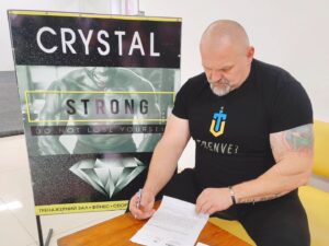 Vasyl Virastyuk Instagram - РОДИНА Trenvet UA @trenvet.ua  ЗБІЛЬШУЄТЬСЯ‼️

✅м. Дубно📌
🔸16 грудня 2023 року підписали меморандум про співрацю з "спортивним клубом "CRYSTAL""💎 @crystal.dubno 
Особиста подяка нашому за патріотичну позицію та надання можливості якісно тренуватись нашим захисникам✊
✌️Також висловлюю подяку за сприяння нашому Другу Василю Петртщаку 🤜🤛

Федерація стронгмену України @fsu_strong @lashyn_strong
@konyushok_sergiy @petrishachak_vasil @slovak0604 Звитяга Нескорених 
#разомдоперемоги #разомсильніші #разоммисильніші