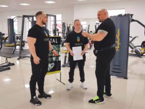 Vasyl Virastyuk Instagram - РОДИНА Trenvet UA @trenvet.ua  ЗБІЛЬШУЄТЬСЯ‼️

✅м. Дубно📌
🔸16 грудня 2023 року підписали меморандум про співрацю з "спортивним клубом "CRYSTAL""💎 @crystal.dubno 
Особиста подяка нашому за патріотичну позицію та надання можливості якісно тренуватись нашим захисникам✊
✌️Також висловлюю подяку за сприяння нашому Другу Василю Петртщаку 🤜🤛

Федерація стронгмену України @fsu_strong @lashyn_strong
@konyushok_sergiy @petrishachak_vasil @slovak0604 Звитяга Нескорених 
#разомдоперемоги #разомсильніші #разоммисильніші