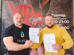 Vasyl Virastyuk Instagram - РОДИНА @trenvet.ua  ЗБІЛЬШУЄТЬСЯ‼️

Сьогодні підписали меморандум про співрацю з @vip_gym , м.Чернівці📌
Особиста подяка нашому Другу та колезі Андрій Бурштин @andrey_vipgym за патріотичну позицію та надання можливості якісно тренуватись нашим захисникам✊

Федерація стронгмену України 
Звитяга Нескорених 
#разомдоперемоги #разомсильніші #разоммисильніші