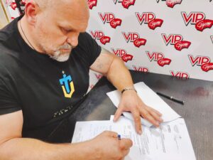 Vasyl Virastyuk Instagram - РОДИНА @trenvet.ua  ЗБІЛЬШУЄТЬСЯ‼️

Сьогодні підписали меморандум про співрацю з @vip_gym , м.Чернівці📌
Особиста подяка нашому Другу та колезі Андрій Бурштин @andrey_vipgym за патріотичну позицію та надання можливості якісно тренуватись нашим захисникам✊

Федерація стронгмену України 
Звитяга Нескорених 
#разомдоперемоги #разомсильніші #разоммисильніші